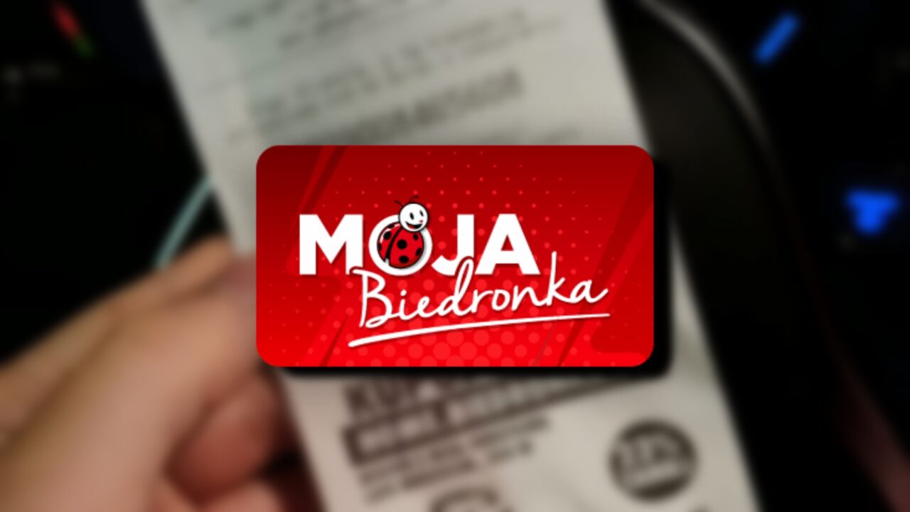 Logo "Moja Biedronka" na tle wyblurowanego paragonu ze sklepu