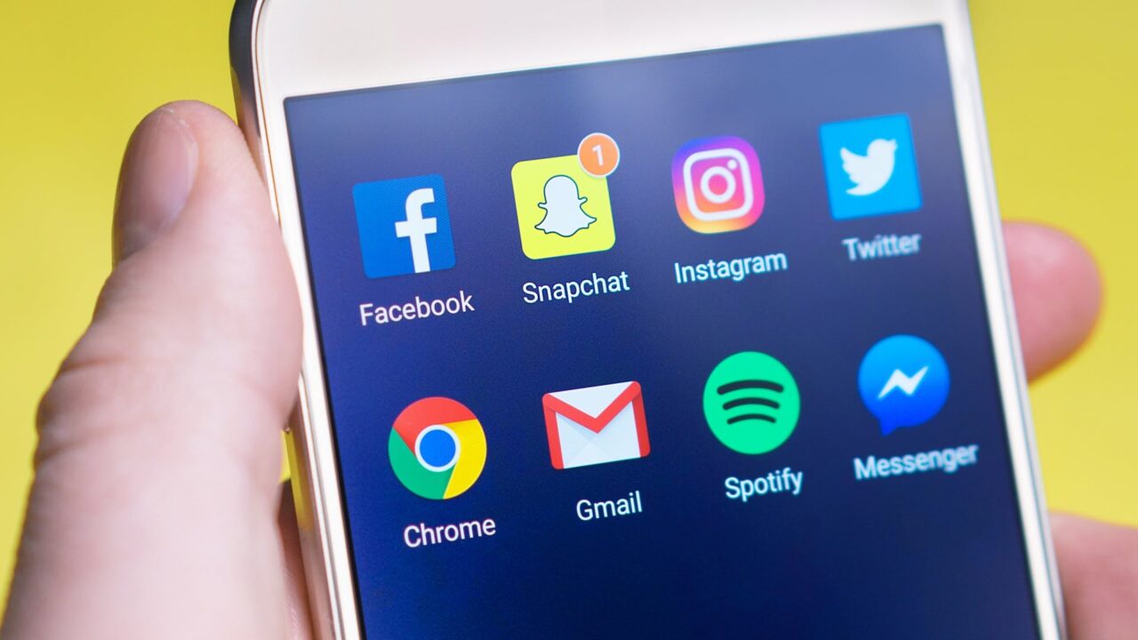Smartphone mit Social-Media-Symbolen – Facebook, Instagram, Spotify, Twitter, x.