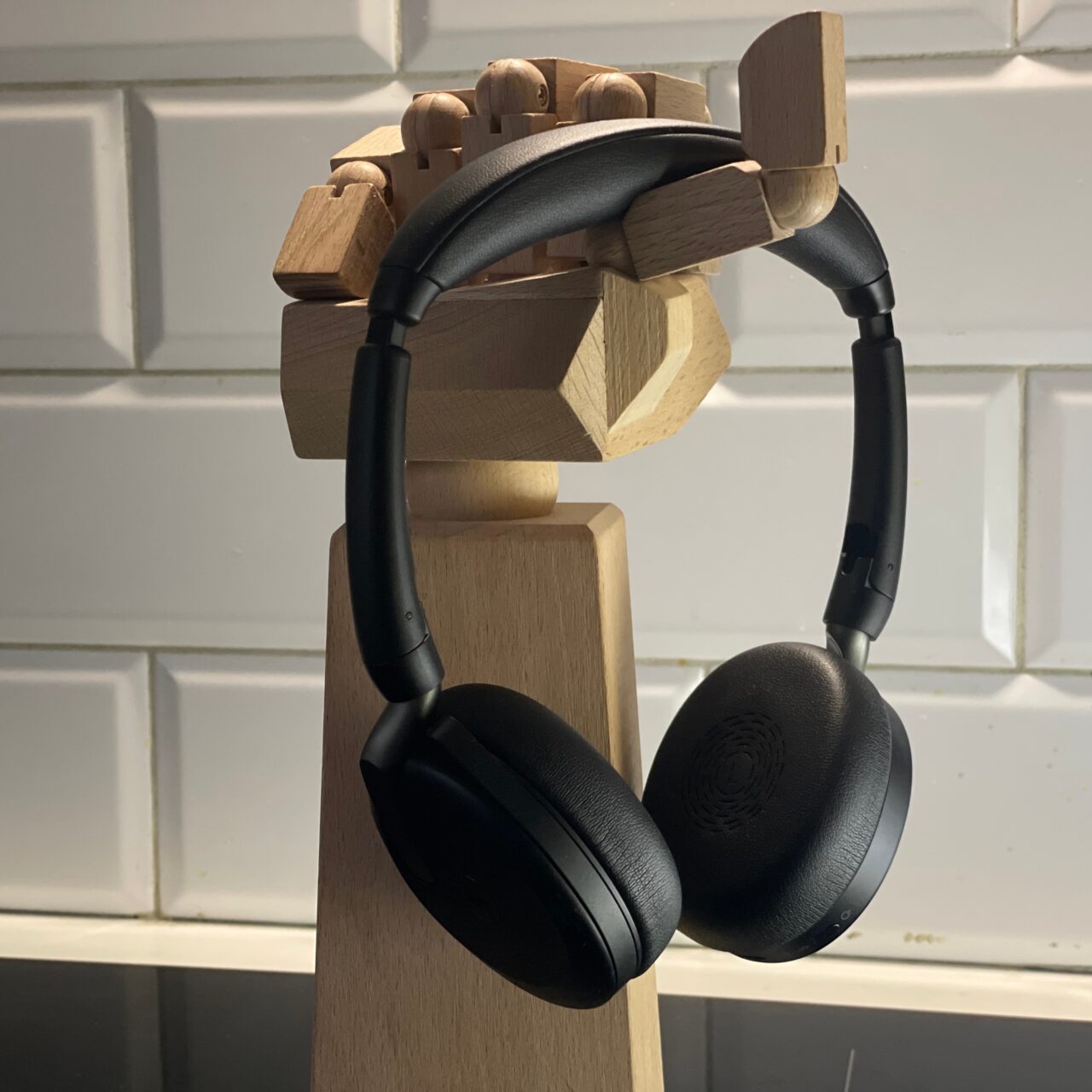 Recenzja Jabra Evolve2 65 Flex wygląd, słuchawki na stojaku