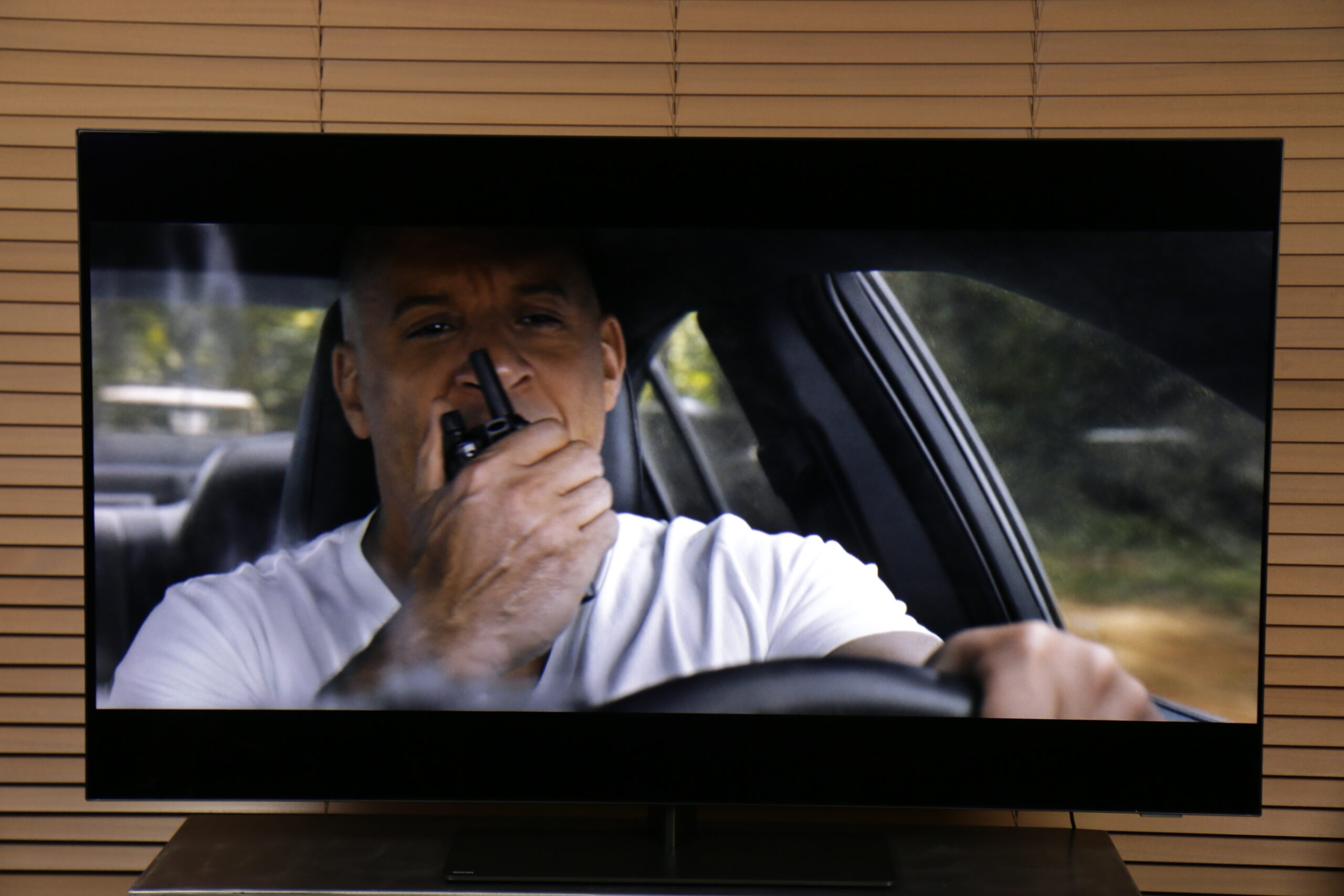 Film szybcy i wściekli wyświetlany na recenzowanym Philips 65OLED818 - widoczny Dominic Toretto.