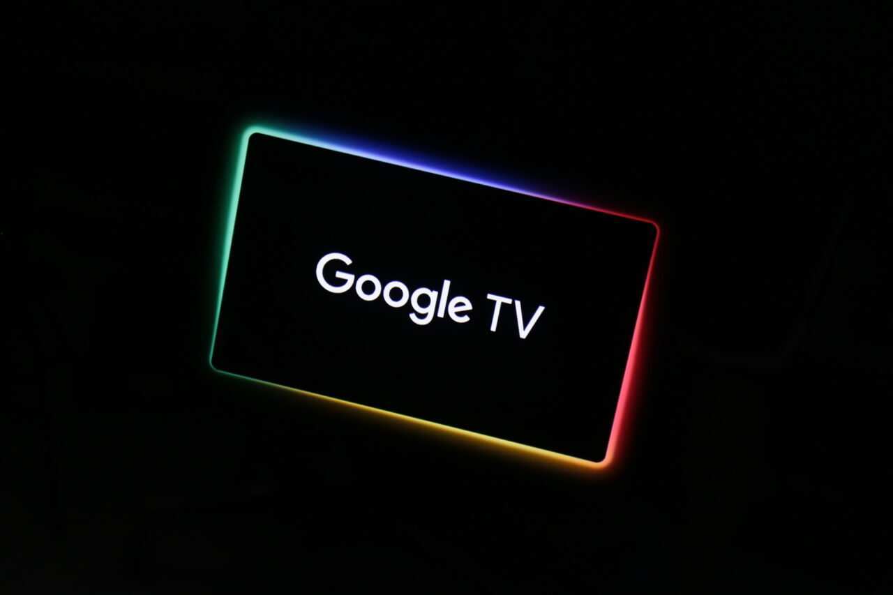 Logo Google TV wyświetlone na recenzowanym telewizorze Philips 65OLED818