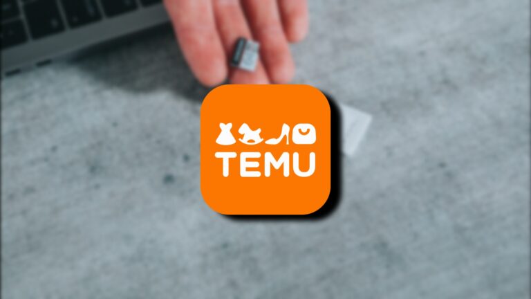 Logo Temu, a w tle karty pamięci na stole
