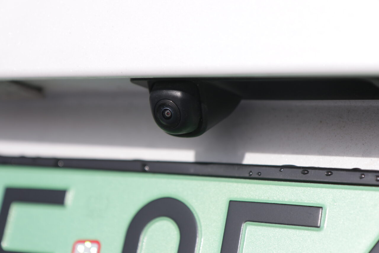 Kamera cofania testowanego Hyundaia Kona II Electric umieszczona nad tylna tablica rejestracyjna