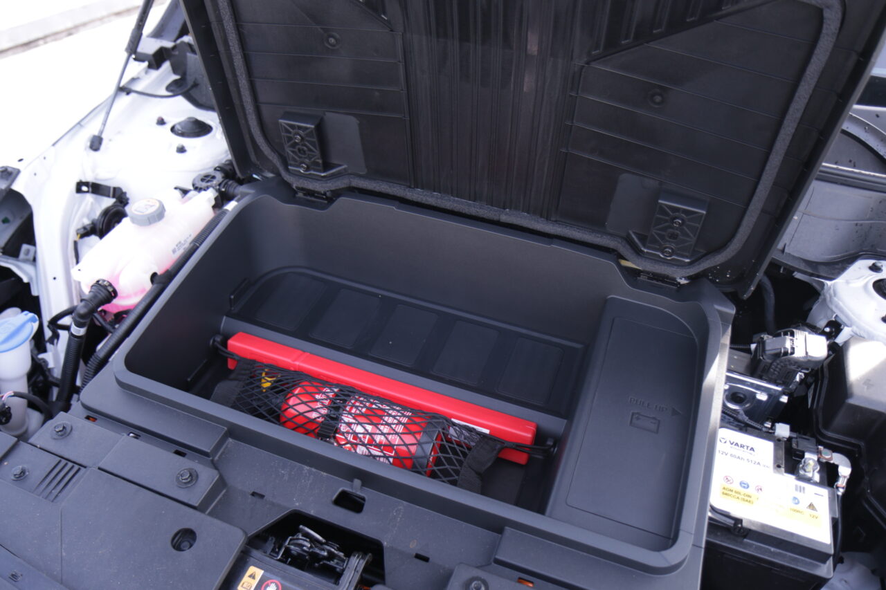 Otwarty przedni bagażnik (frunk) testowanej Hyundai Kona II Electric