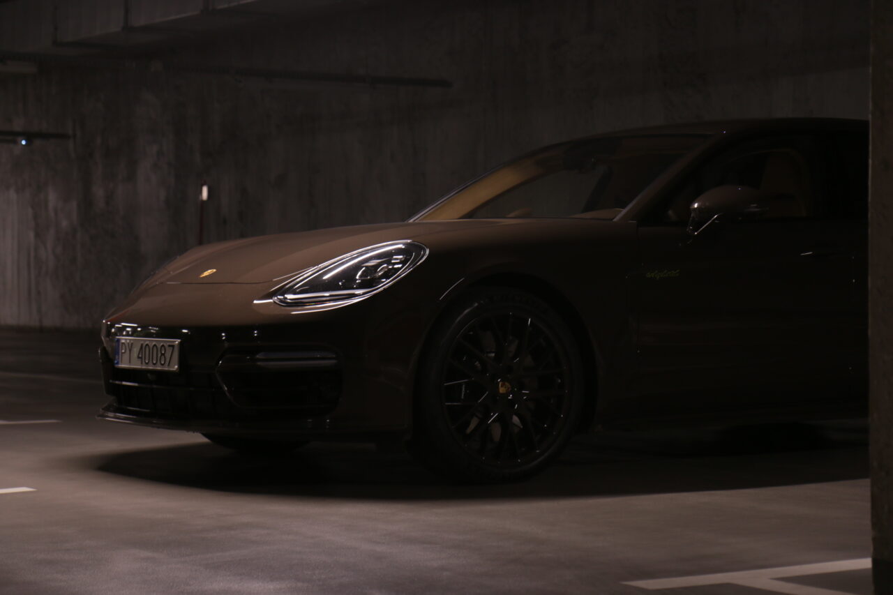 Front testowanego Porsche Panamera 4S E-Hybrid Sport Turismo w ciemnym garażu