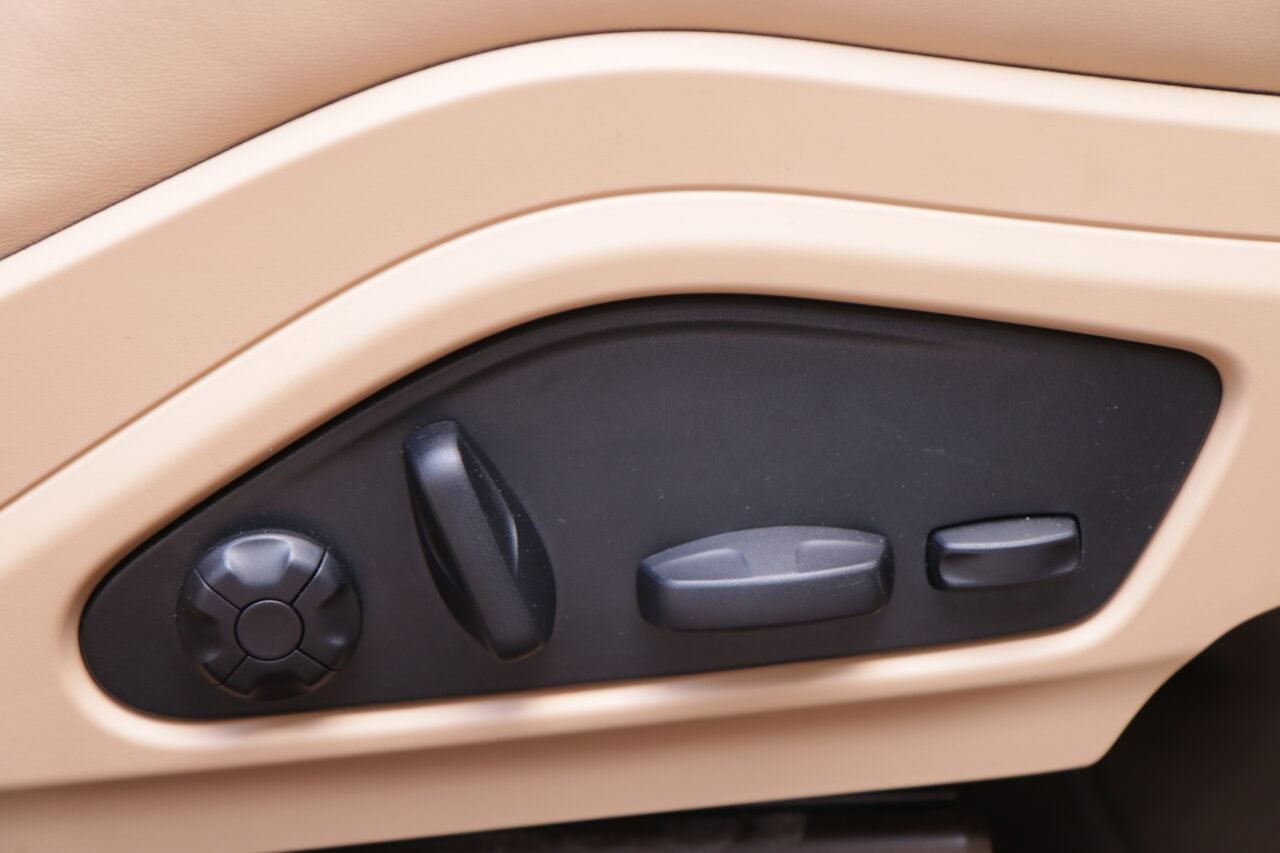 Panel elektrycznej regulacji fotela testowanego Porsche Panamera 4S E-Hybrid Sport Turismo 