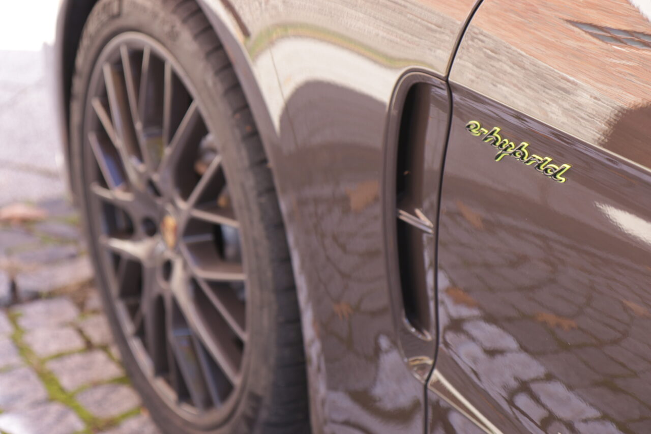 Logo e-hybrid testowanego Porsche Panamera 4S E-Hybrid Sport Turismo recenzja opinia