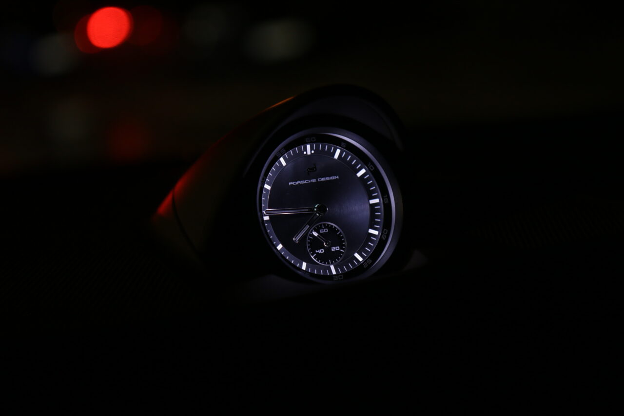Podświetlony, fizyczny zegarek w testowanym Porsche Panamera 4S E-Hybrid Sport Turismo 