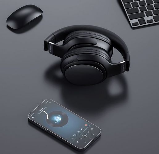 Słuchawki Tonsil lezące na czarnym blacie w towarzystwie smartfona i klawiatury