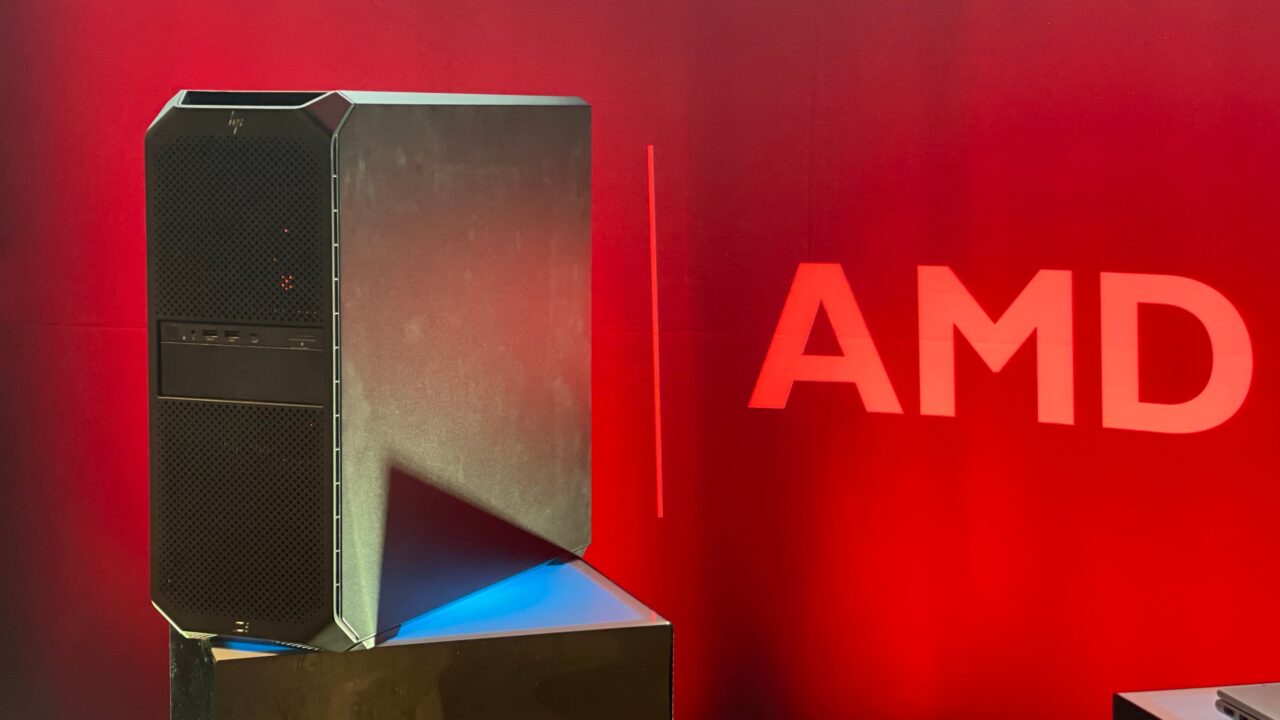 Czarna obudowa komputera na tle z czerwonym logo AMD.
