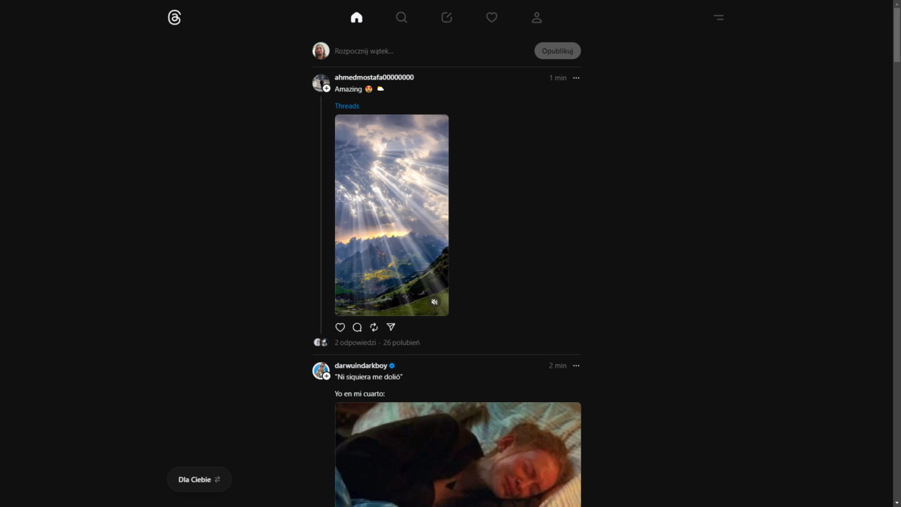 Zrzut ekranu interfejsu użytkownika Threads z dwoma tweetami. Pierwszy tweet to zdjęcie promieni słonecznych przebijających się przez chmury i oświetlających zielone wzgórza oraz górski krajobraz. Drugi tweet zawiera zdjęcie osoby leżącej na łóżku z zaniepokojonym wyrazem twarzy.