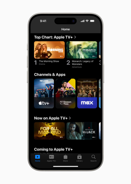 Smartfon wyświetlający interfejs aplikacji Apple TV+ z listą najpopularniejszych programów i kanałów, a także zbliżającymi się premierami.