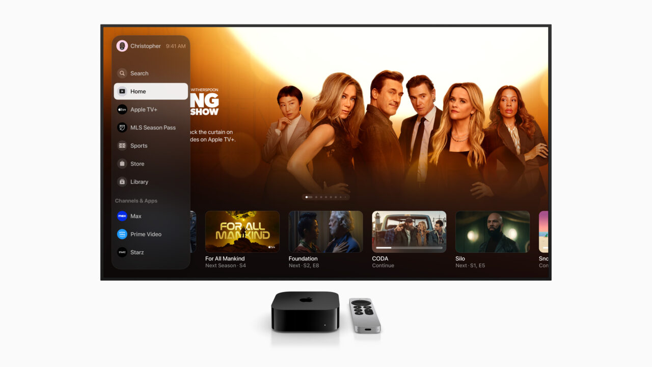 Duży telewizor wyświetlający interfejs użytkownika Apple TV z wyróżnionym plakatem serialu oraz dodatkowymi opcjami serii na dole. Poniżej znajduje się urządzenie Apple TV i pilot.