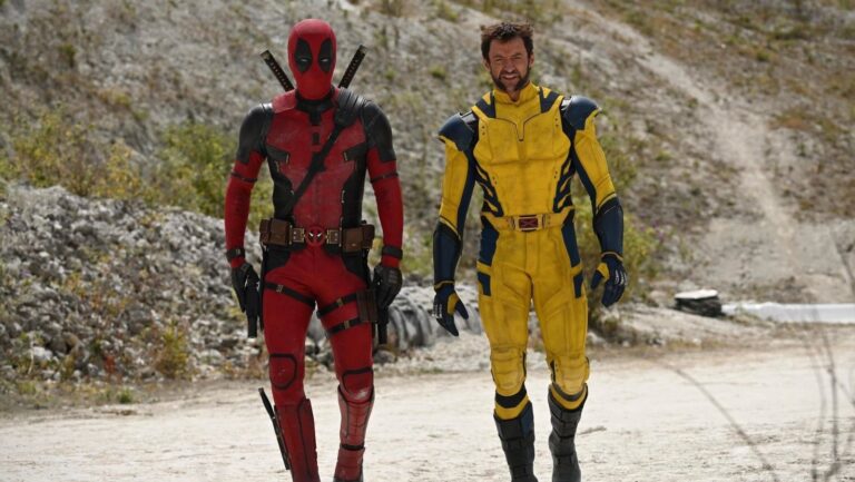 Kadr z filmu Deadpool 3 (Deadpool & Wolverine ) przedstawiający dwójkę głównych bohaterów na tle pustynnej scenografii.