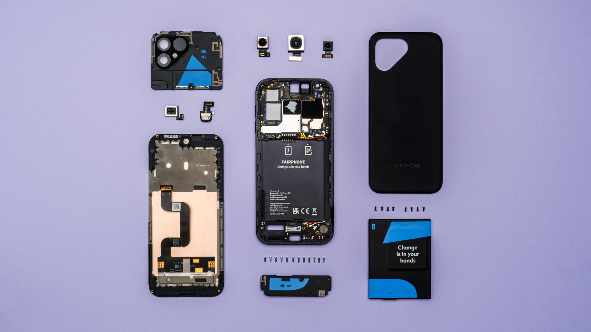 Rozłożony smartfon na fioletowym tle, pokazujący zewnętrzną obudowę, baterię, moduły kamery oraz inne komponenty wewnętrzne.