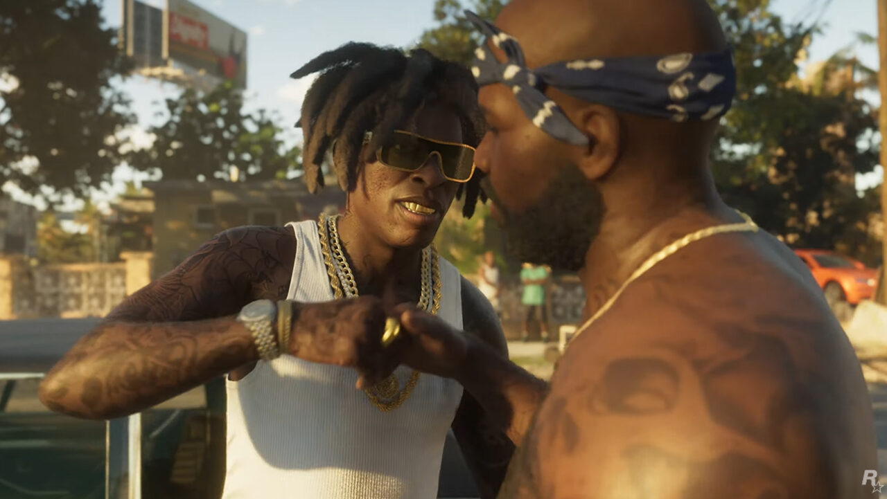 Screen z gry GTA 6. Dwie męskie postaci z tatuażami i biżuterią, wykonują uderzenie pięściami w pozdrowieniu na tle miejskiego krajobrazu.