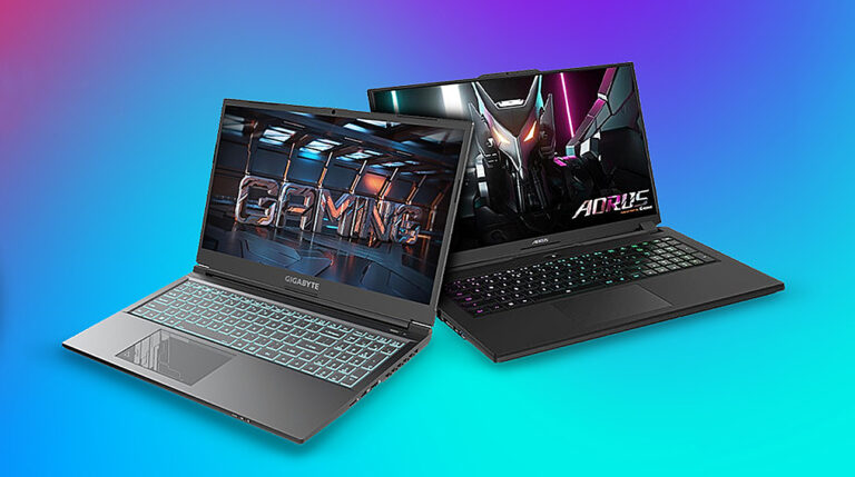 Dwa otwarte laptopy gamingowe umieszczone plecami do siebie na tle gradientu barw od niebieskiego do fioletowego.