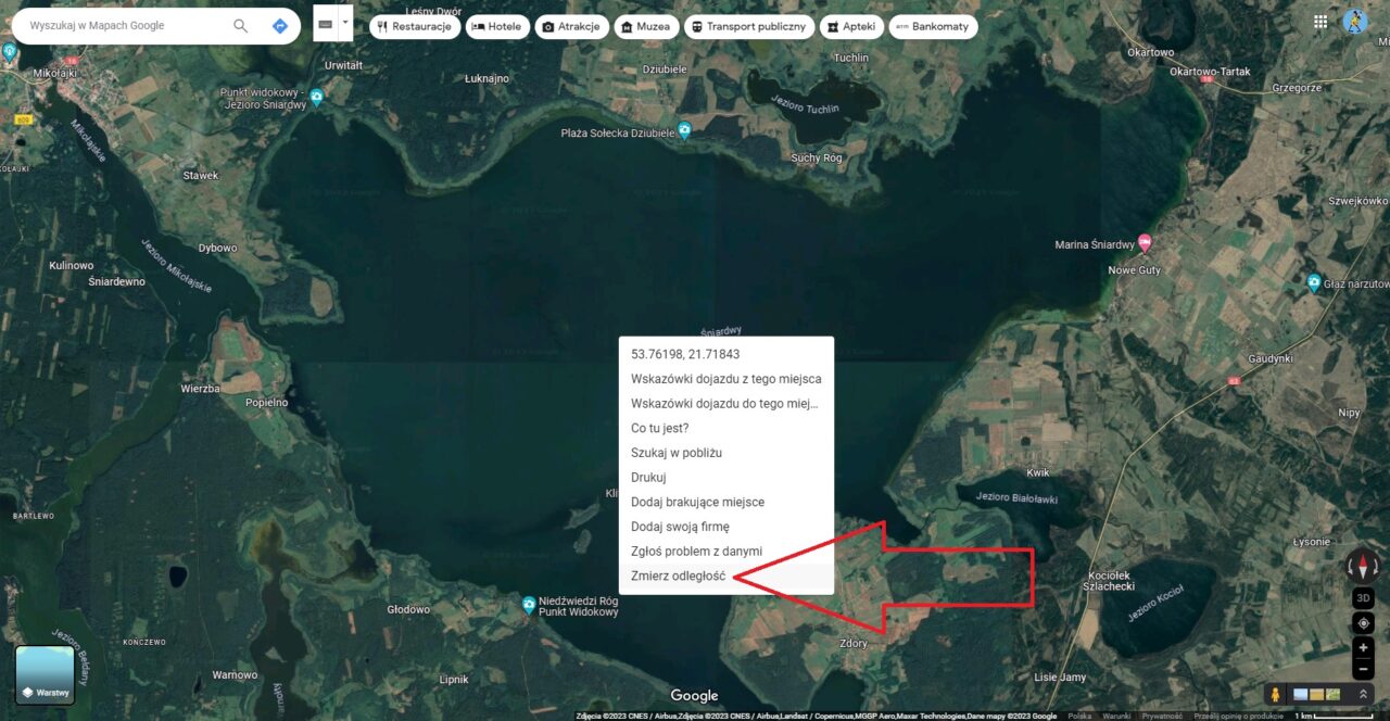 Zrzut ekranu satelitarnego mapy Google pokazujący obszar jezior w Polsce, z widocznymi nazwami miejscowości i oznaczeniem geolokalizacyjnym.