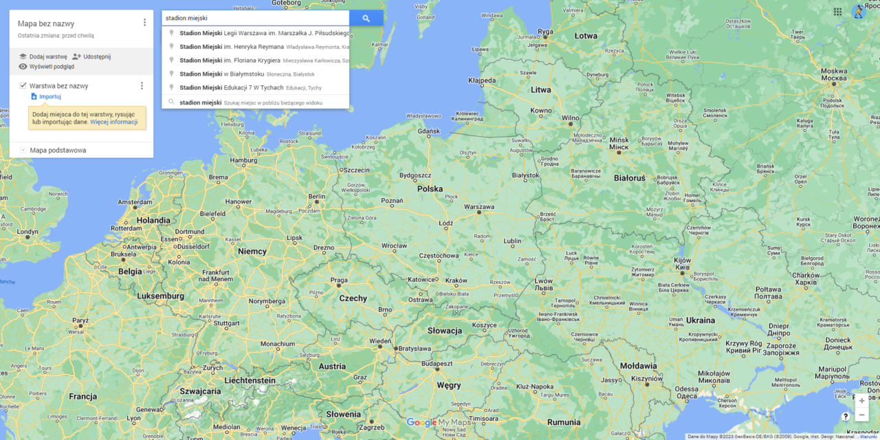 Mapa Google pokazująca część Europy z zaznaczoną Polską i otaczającymi ją krajami, z otwartym menu wyszukiwania zawierającym frazę "stadion miejski".