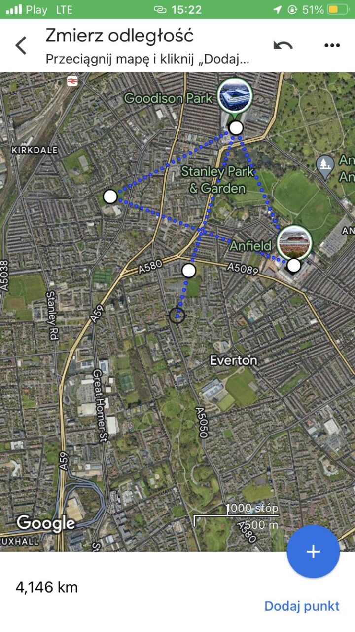 Zrzut ekranu mapy w aplikacji Google Maps pokazujący trasę z liniami pomiarowymi między stadionami Goodison Park i Anfield w Liverpoolu, z wysuniętym oknem funkcji "Zmierz odległość" i wynikiem pomiaru 4,146 km na dole ekranu.