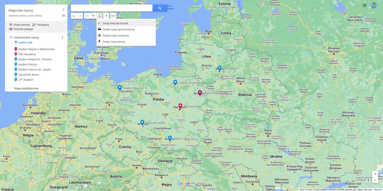 Mapa Google z zaznaczonymi stadionami piłkarskimi w Polsce i otaczających ją krajach, z otwartym menu umożliwiającym dodanie linii lub ścieżki.