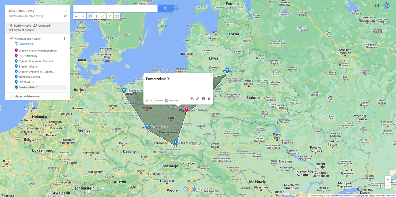 Zrzut ekranu mapy z zaznaczonymi stadionami piłkarskimi w Europie Środkowo-Wschodniej, wyróżnione lokalizacje to Stadion Miejski we Wrocławiu i inne, na mapie widoczne są Polska, części Niemiec, Rosji i innych krajów.