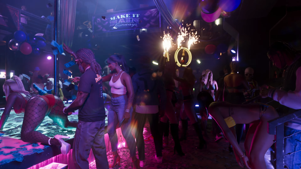 Tłum osób tańczących i bawiących się w nocnym klubie w grze GTA 6 z przewagą kolorowego oświetlenia i balonów, z tancerką na rurze po lewej stronie i stolikiem z pieniędzmi w pierwszym planie.