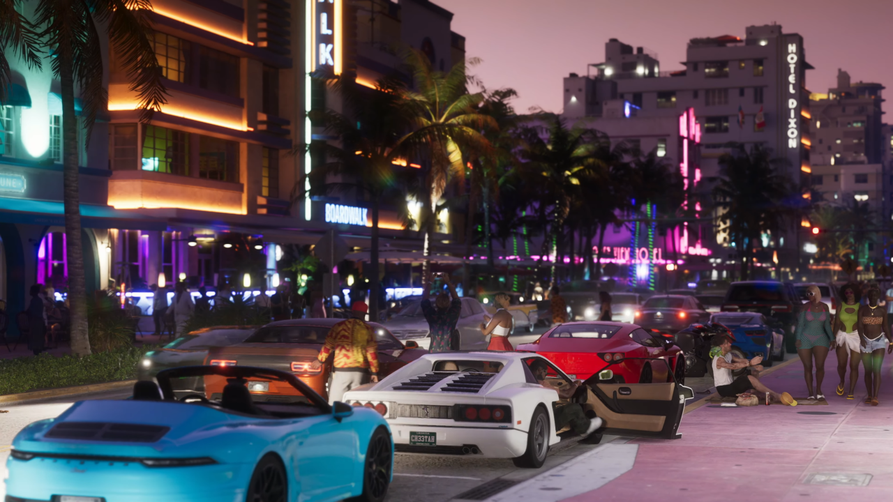 Pełen życia wieczorny widok ulicy w Vice City z GTA 6 VI z neonowymi światłami, palmami, spacerującymi ludźmi i luksusowymi samochodami, w tle widoczne budynki w stylu art deco.