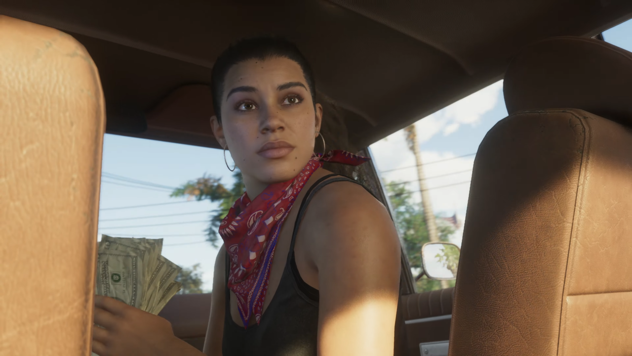Lucia bohaterka GTA 6 VI siedzi na tylnym siedzeniu samochodu, patrząc przez ramię na kamerę. Ma krótkie włosy i nosi kolczyki oraz czerwoną bandanę na szyi. W tle widoczne są pieniądze trzymane przez inną osobę.