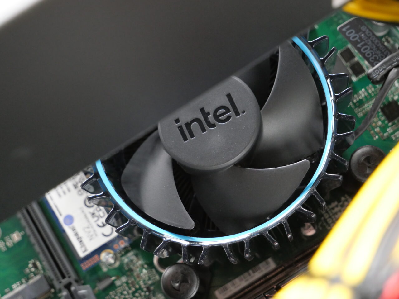 Chłodzenie procesora marki Intel zamontowane na płycie głównej komputera.