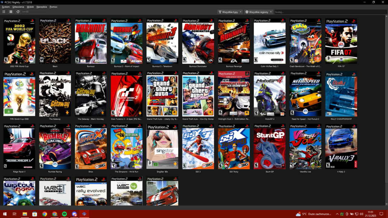 Zrzut ekranu interfejsu użytkownika emulatora gier PCSX2 z biblioteką gier na PlayStation 2, pokazujący miniatury okładek takich tytułów jak FIFA, Burnout, Grand Theft Auto, Ridge Racer i innych.