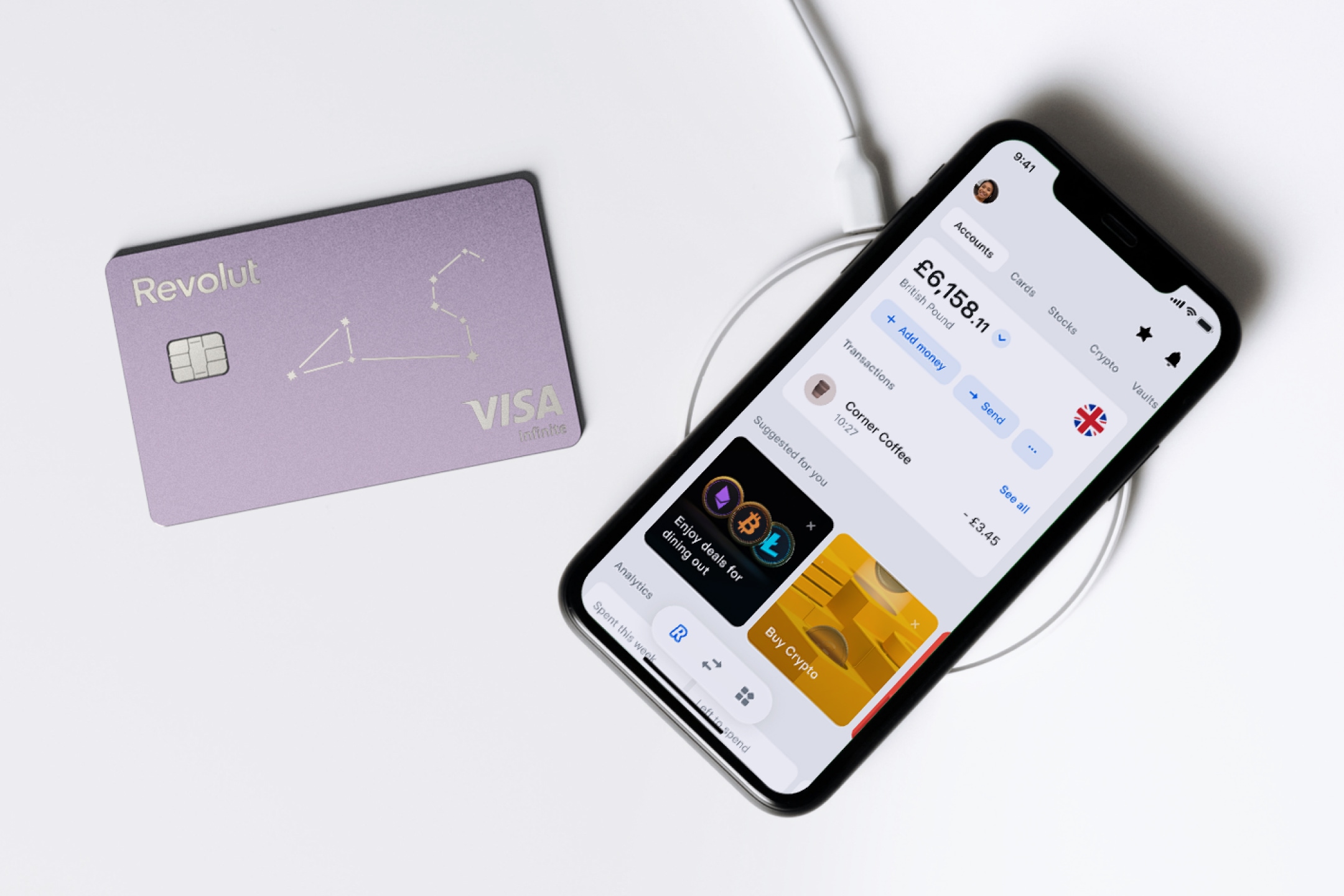 Fioletowa karta Revolut Visa Infinite obok smartfona wyświetlającego ekran aplikacji Revolut z saldem i opcjami transakcji.