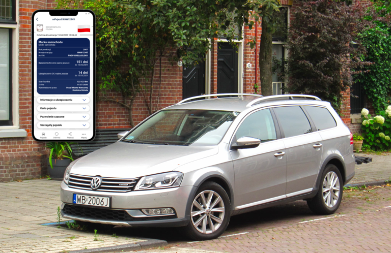 Szary samochód marki Volkswagen Passat zaparkowany przed ceglanym budynkiem, z nałożonym na zdjęcie interfejsem aplikacji mobilnej pokazującym informacje o pojeździe i daty przeglądów. Obraz ilustrujący artykuł dot. brak OC.