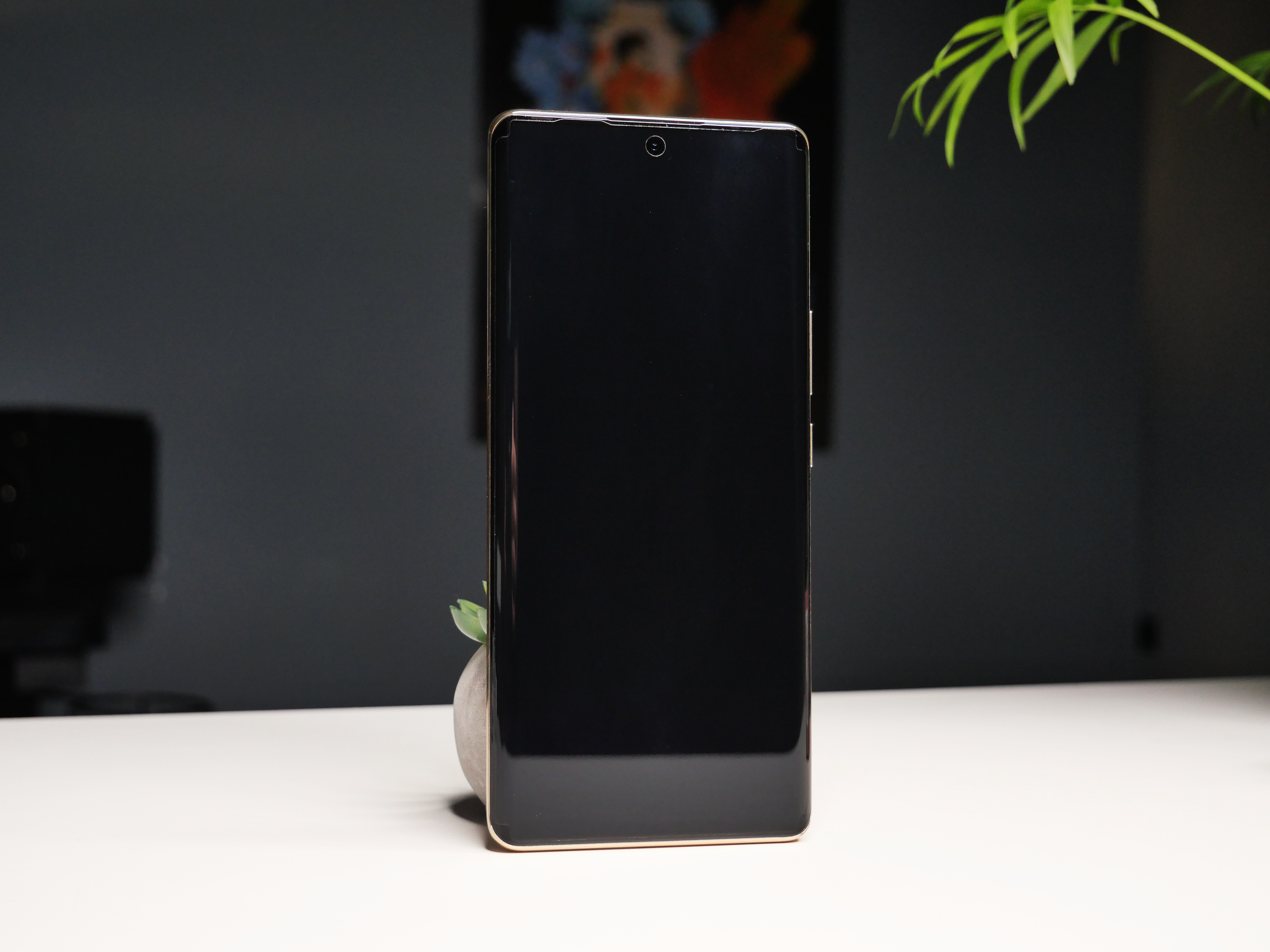 Czarny front smartfona Infinix Zero 30 5G na białym blacie