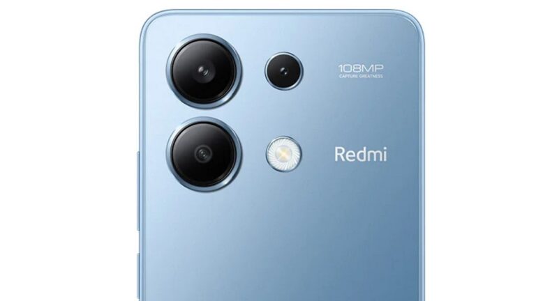 Jasnoniebieski tylni panel smartfona Redmi z potrójnym układem aparatu, w tym jednym aparatem o rozdzielczości 108MP.