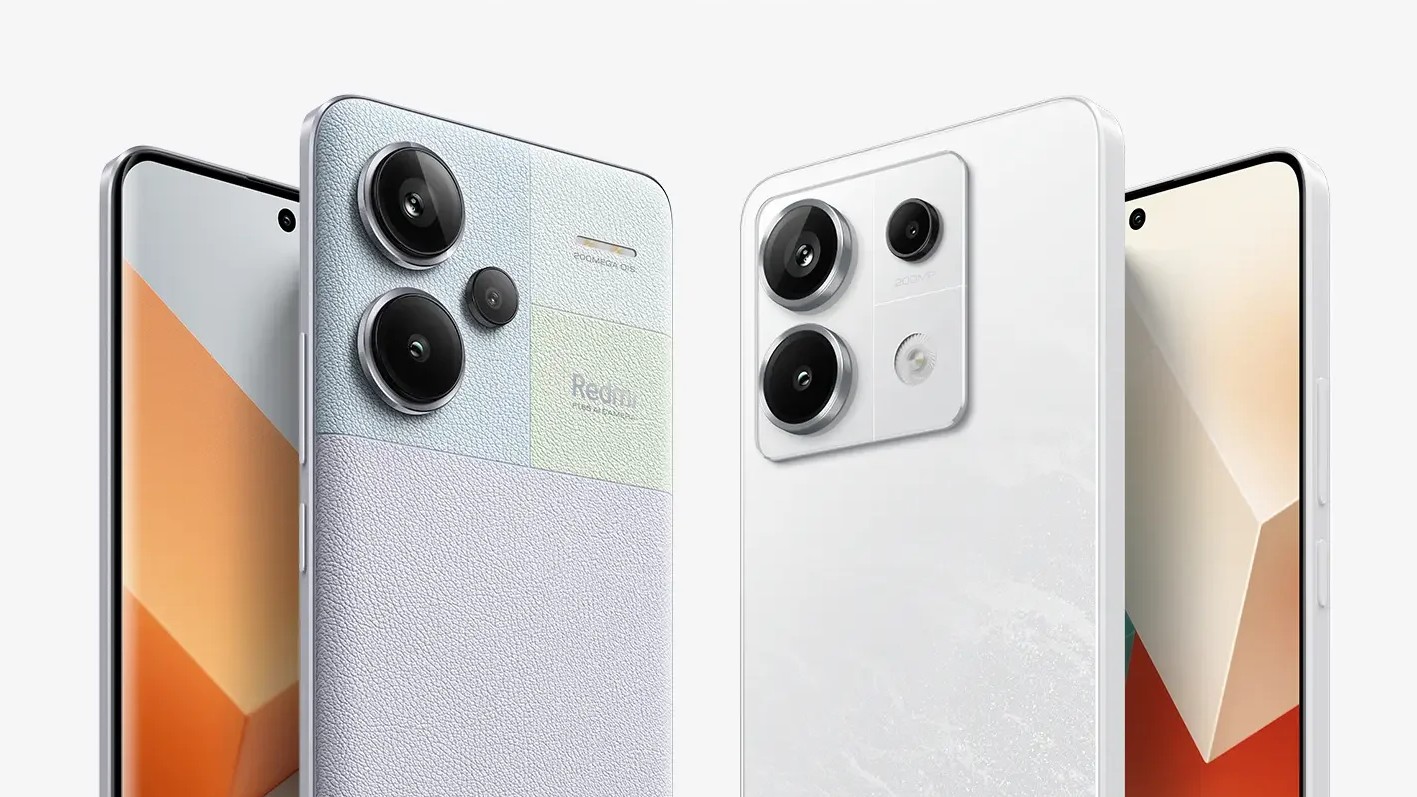 Dwa smartfony umieszczone tyłem do widza, jeden o niebiesko-białej fakturze z logo "Redmi" i czarnymi obiektywami aparatu, drugi w białym kolorze z podobnym układem aparatu.