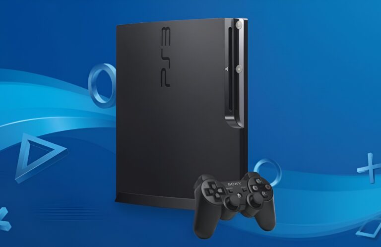 Konsola PlayStation 3 z zamkniętym napędem dysków i jednym bezprzewodowym kontrolerem DualShock 3 na niebieskim tle z grafiką symboli z gier.