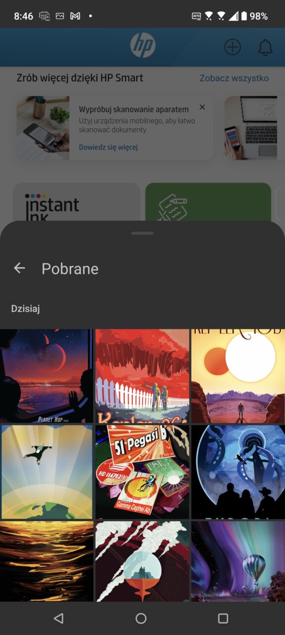 Ekran telefonu komórkowego wyświetlający interfejs użytkownika z różnymi ilustracjami science fiction w galerii pobranych plików oraz promotorem aplikacji HP Smart na górze ekranu.