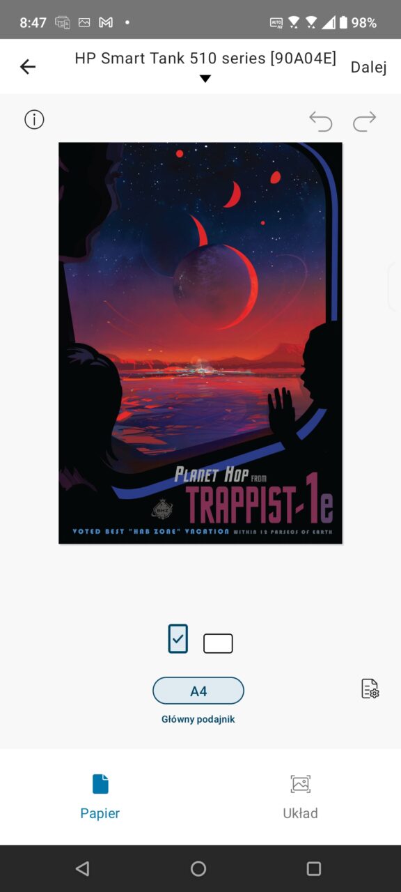Interfejs aplikacji drukarki HP Smart Tank z widokiem na plakat o tematyce kosmicznej zatytułowany "Planet Hop from TRAPPIST-1e" wyświetlony na ekranie telefonu.