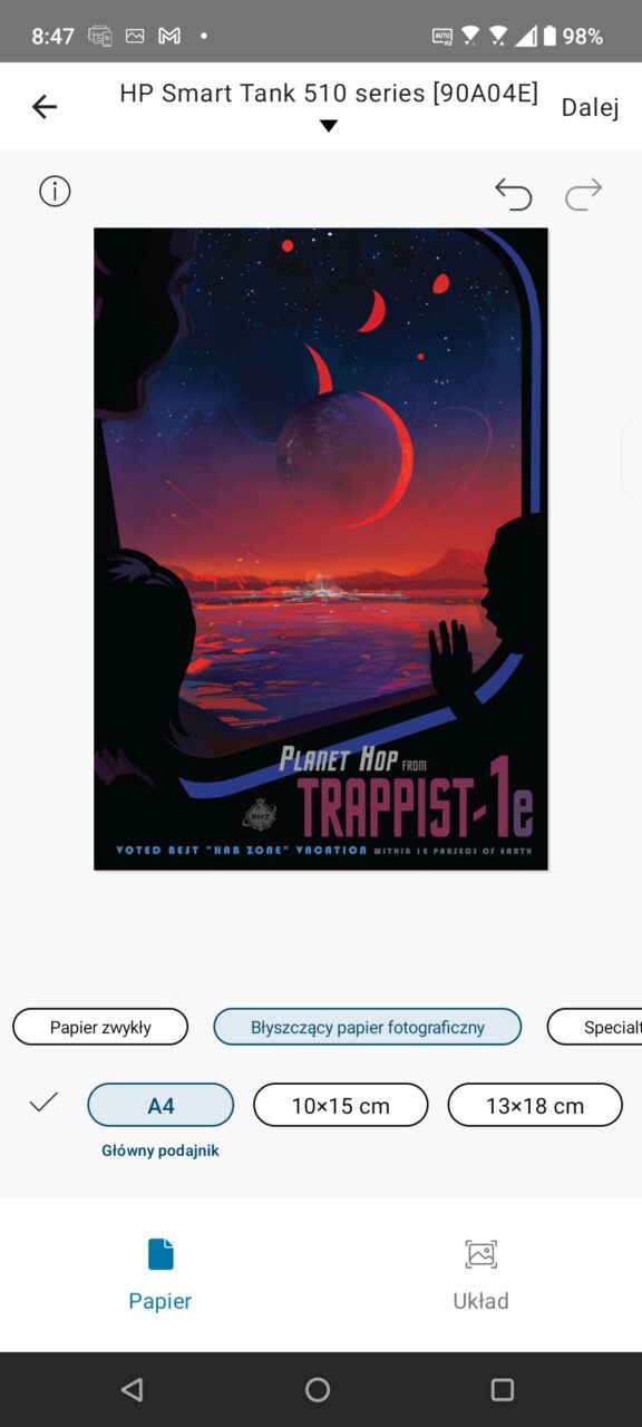 Plakat promocyjny w stylu science fiction z siluetami ludzi obserwujących egzotyczne planety i księżyce, reklamujący "Planet Hop from TRAPPIST-1e", z opcjami wyboru papieru i rozmiaru druku na ekranie aplikacji mobilnej drukarki.