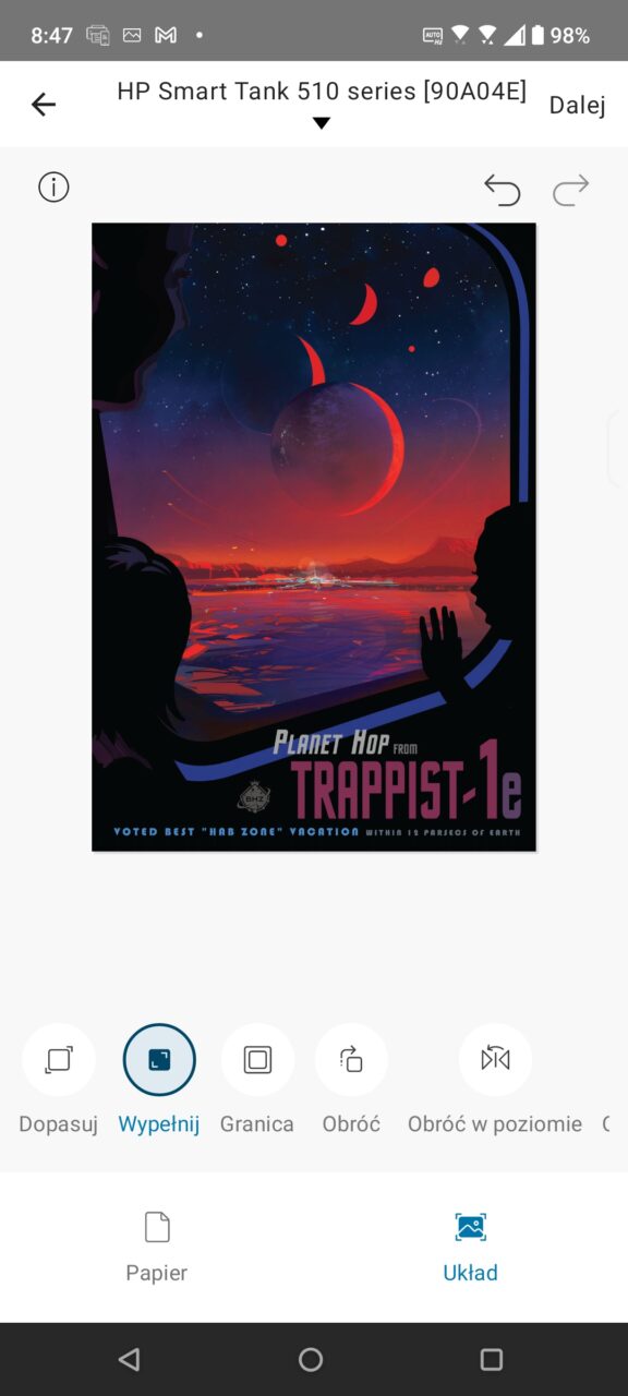 Zrzut ekranu aplikacji mobilnej wyświetlający plakat o tematyce kosmicznej z zarysem dwóch osób przyglądających się krajobrazowi z czerwonawymi planetami i gwiazdami, z napisem "Planet Hop from TRAPPIST-1e" oraz opisem "Voted best 'HAB ZONE' vacation within 12 parsecs of Earth".