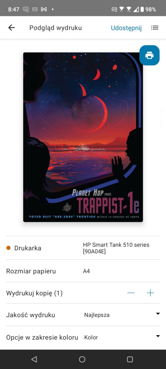 Osoba oglądająca plakat promujący turystykę kosmiczną "Planet Hop from TRAPPIST-1e", z wielkimi czerwonymi planetami na tle zachodu słońca i kosmicznym pejzażem.