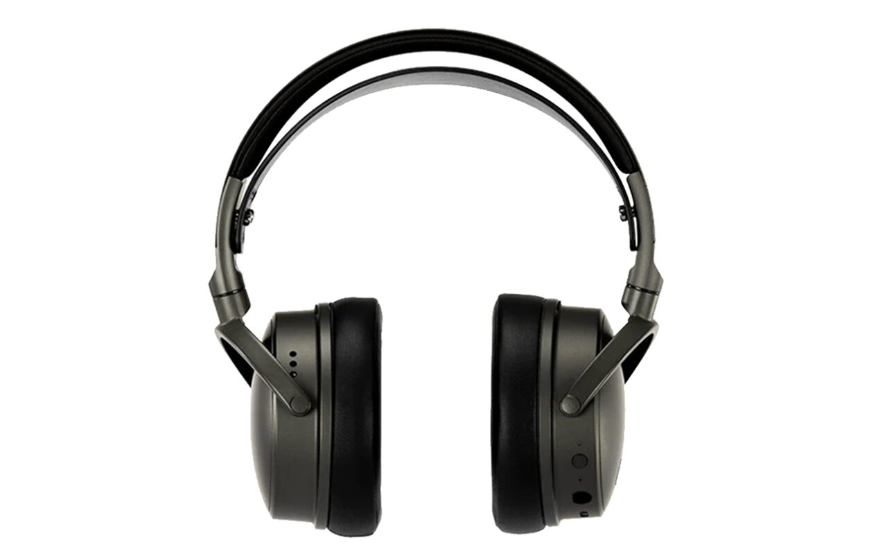 Czarne, bezprzewodowe słuchawki nauszne na białym tle.
