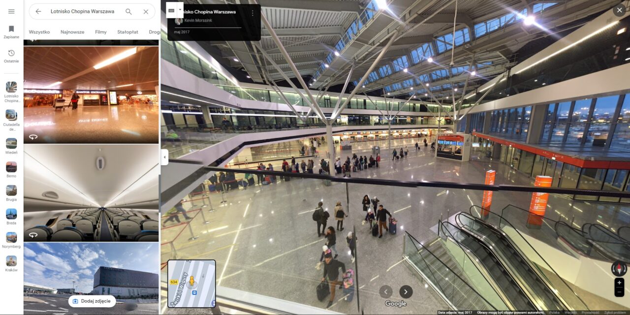 Wnętrze nowoczesnego lotniska z widocznymi pasażerami, schodami ruchomymi i wyraźną konstrukcją dachową o stalowych wspornikach.