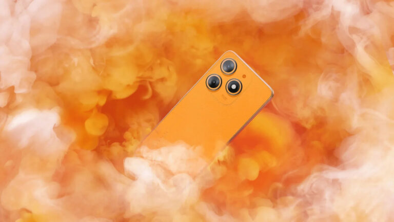Pomarańczowy smartfon TECNO SPARK 10 z potrójnym aparatem złożonym umieszczony na środku, otoczony przez kolorowy dym w odcieniach pomarańczowym i białym.
