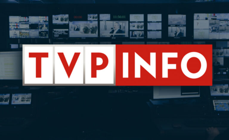 Logo stacji telewizyjnej TVP Info na pierwszym planie z rozmazanymi monitorami w tle w centrum nadzoru medialnego.