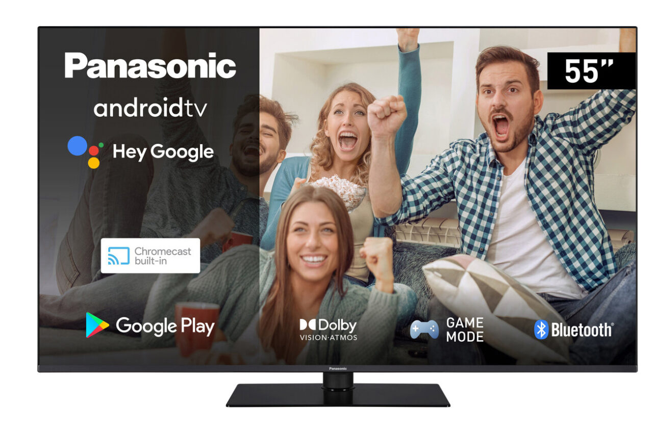 Telewizor Panasonic Android TV o przekątnej 55 cali z grupą podekscytowanych osób w tle, które oglądają telewizję. Na ekranie telewizora widoczne są logotypy: Hey Google, Chromecast, Google Play, Dolby Vision Atmos, GAME MODE, Bluetooth.