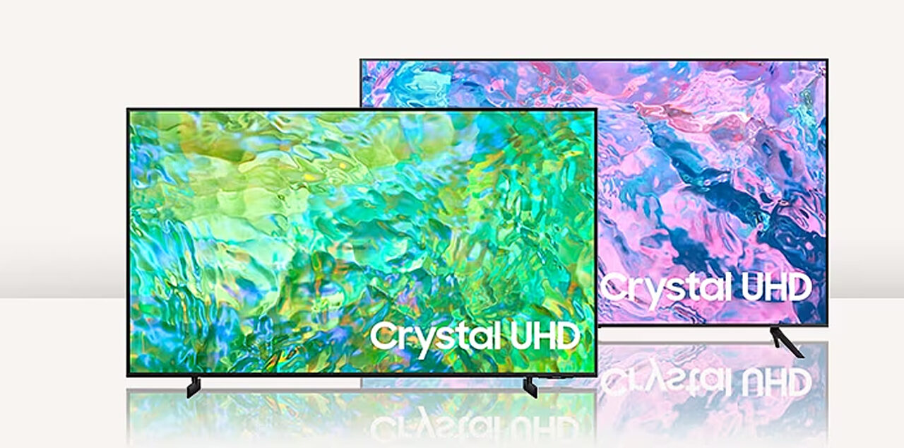 Dwa telewizory Crystal UHD z abstrakcyjnymi, kolorowymi obrazami na ekranach, przedstawione na białym tle.