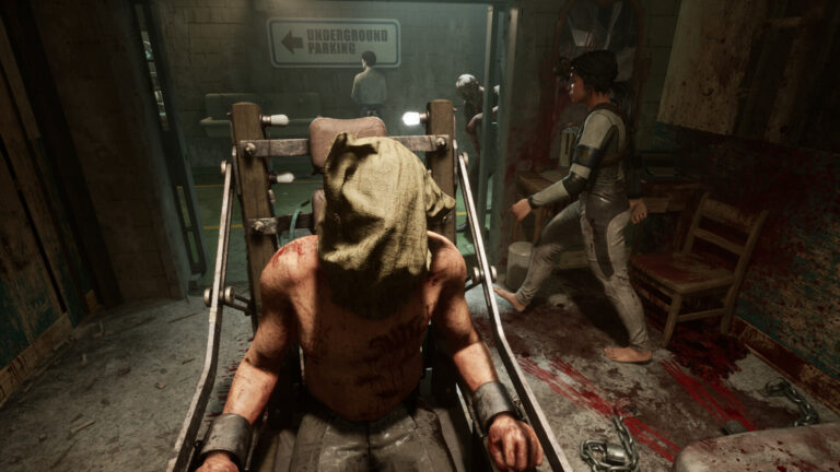 Kadr z gry The Outlast Trials. Mężczyzna przypięty do krzesła z workiem na głowie i krew na ciele, w mrocznym pomieszczeniu, obok kobieta w pozycji alertu.