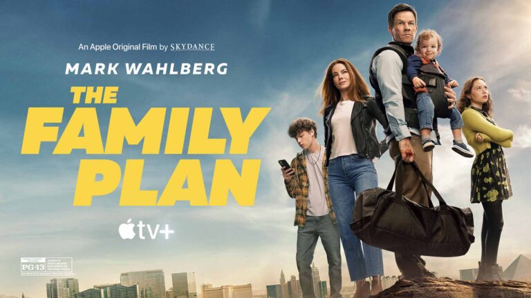 Plakat filmowy "The Family Plan" z Markiem Wahlbergiem, przedstawiający pięcioro ludzi - mężczyznę z dzieckiem na plecach i torbą, kobietę, nastolatka z telefonem, dziewczynkę i niemowlę - na tle miejskiego krajobrazu. Film dostępny na Apple TV+